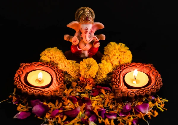 Plano Ángulo Superior Estatua Lord Ganesha Con Dos Lámparas Arcilla — Foto de Stock