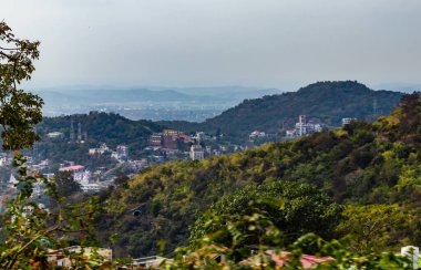 Dağlar boyunca güzel şehir manzarası ve arka planda gökyüzü