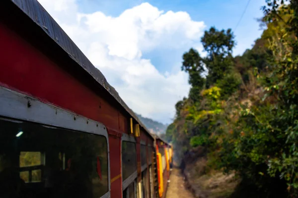 Fotografía Dramática Del Tren Cruzando Montaña Cielo Azul Nublado Fondo — Foto de Stock