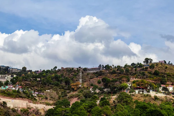 Bajo Ángulo Tiro Montaña Con Pequeña Ciudad Las Nubes Cubrían — Foto de Stock