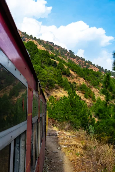 Arkaplanda Bulutlu Mavi Gökyüzü Olan Tren Dağın Potrait Fotoğrafçılığı — Stok fotoğraf