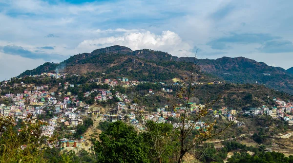 Largo Tiro Bela Paisagem Urbana Montanhas Abaixo Céu Nublado — Fotografia de Stock