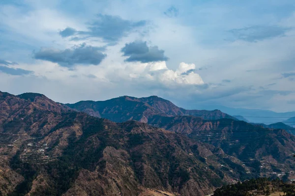 Largo Tiro Fios Cruzando Montanhas Céu Nublado Fundo — Fotografia de Stock