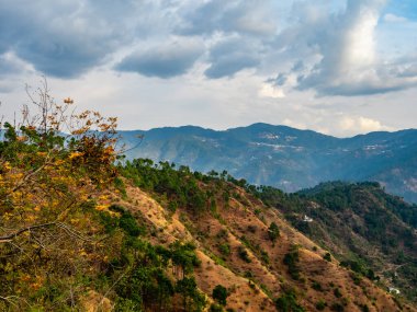 Dağların inanılmaz fotoğrafları ve arka planda bulutlu mavi gökyüzü, doğa konsepti.