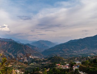  Tepelerin ve bulutların güzel fotoğrafları. Arka planda mavi gökyüzü, güzellik konsepti.