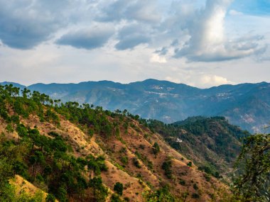 Bulutlu günbatımının altında dağların güzel fotoğrafları, doğa güzelliği kavramı.