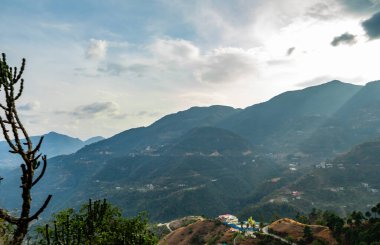 Güneş ışınları altında bulutları dağıtan dağların güzel fotoğrafçılığı