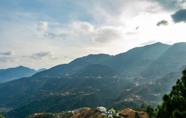 Arka planda bulutlu gökyüzü olan dağların güzel görüntüsü, doğa güzelliği kavramı.