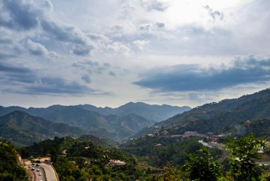 Arka planda gökyüzünü kaplayan güzel dağların ve bulutların dramatik fotoğrafları, doğa kavramı.