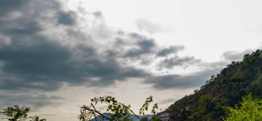 Dağların dramatik fotoğrafları ve arka planda bulutlu gökyüzü, doğa ve güzellik konsepti