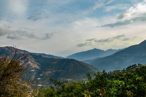 Dağların Muhteşem Sabah Çekimi Arka Planda Bulutlu Mavi Gökyüzü Doğa — Stok fotoğraf