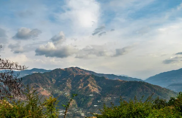 Dağların Inanılmaz Görüntüsü Arka Planda Bulutlu Mavi Gökyüzü Güzellik Konsepti — Stok fotoğraf