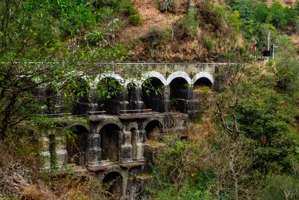 Ángulo Tiro Del Puente Ferroviario Con Montaña Los Árboles Primer — Foto de Stock