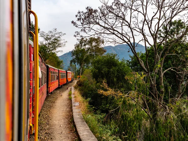 Tren Raylarda Giderken Çekilen Güzel Bir Fotoğraf Arka Planda Parlak — Stok fotoğraf