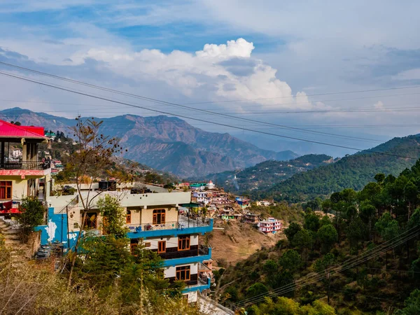 Dağların Zirvesinde Güzel Evler Bulutlu Mavi — Stok fotoğraf