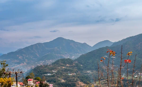 Schöne Weitwinkelaufnahme Von Bergen Und Blauem Himmel Hintergrund Naturkonzept — Stockfoto