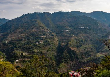 Güzel tepelerin dramatik görüntüsü ve arka planda bulutlu gökyüzü, doğa ve sabah konsepti