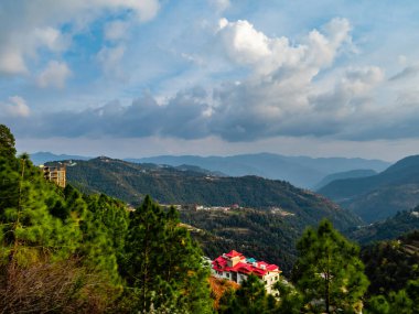 Dağın dramatik görüntüsü ve bulutlar arkadaki mavi gökyüzü, güzellik konsepti