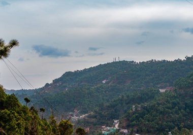Güzel dağların alçak açılı çekimi ve arka planda gökyüzü, doğa konsepti.