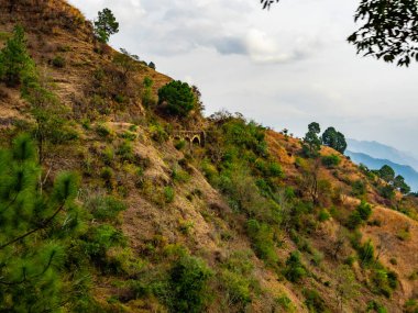 Arka planda dağ ve bulutun düşük açılı çekimi ve gökyüzü, doğa konsepti