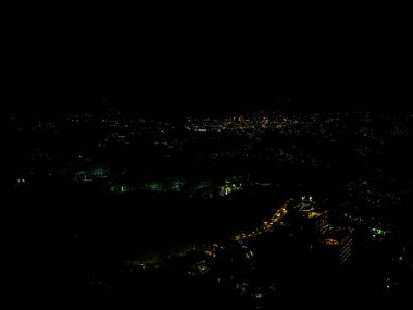 Şehir manzarası ışıklarının hava görünümündeki düşük ışık fotoğrafçılığı