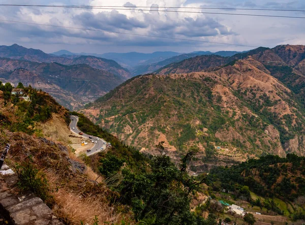 Yol Boyunca Güzel Dağların Yüksek Açılı Fotoğrafçılığı Arka Planda Bulutlu — Stok fotoğraf