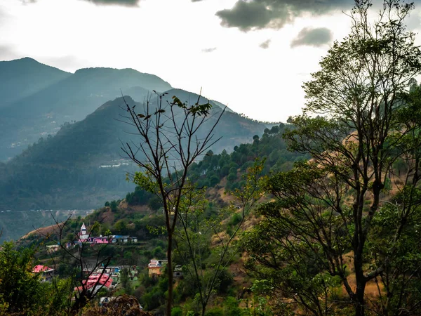 High Angle Shot Houses Mountain Base Trees Foreground Sky — Stock Photo, Image