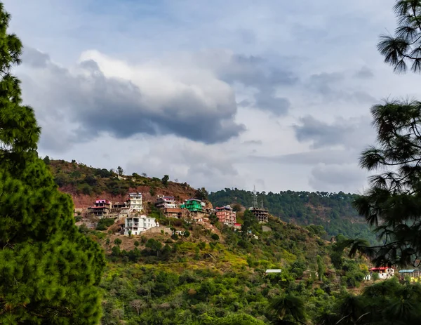 Tepelerin Bir Tarafında Alçak Açılı Evler Planda Ağaçlarla Bulutlu Gökyüzü — Stok fotoğraf