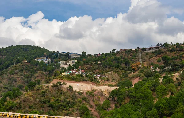 Plano Ángulo Bajo Las Casas Colinas Pico Cielo Cubierto Nubes — Foto de Stock