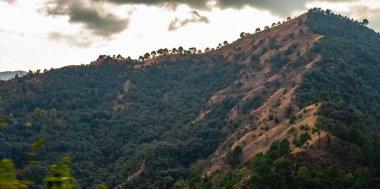 güzel dağın panoramik görüntüsü ve arka planda bulutlu gökyüzü