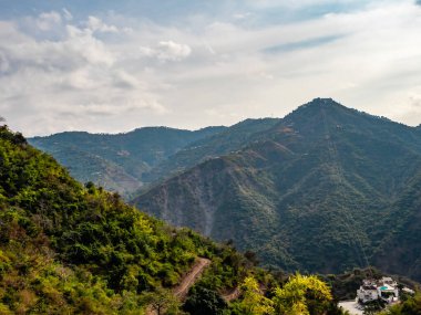 güzel tepelerin ve arka planda bulutlu gökyüzünün fotoğrafçılığı, doğa konsepti