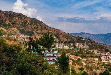  Bulutlu mavi gökyüzünün altında arka planda güzel şehir ve dağların fotoğrafları.