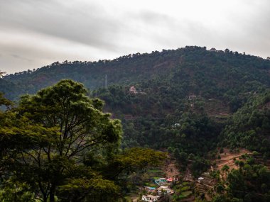 Arka planda gökyüzü olan dağların geniş fotoğrafçılığı, doğa kavramı