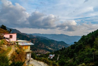 Bulutlu mavi gökyüzünün altındaki güzel tepenin geniş görüntüsü, doğa konsepti.