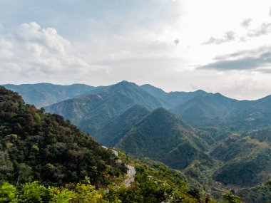 Geniş açılı güzel tepeler ve arka planda bulutlu gökyüzü, doğa ve sabah konsepti