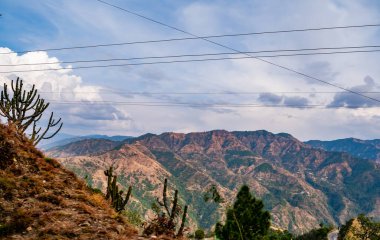  Geniş açılı güzel dağlar ve arka planda bulutlarla kaplı gökyüzü, doğa konsepti.