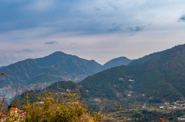 Geniş açılı güzel dağlar ve arka planda bulutlu mavi gökyüzü, doğa güzelliği kavramı.