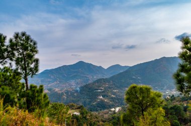 Geniş açılı güzel dağlar ve arka planda bulutlu mavi gökyüzü, doğa konsepti.