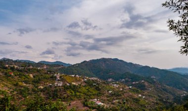 Dağlardaki güzel vadinin geniş bir görüntüsü ve arka plandaki gökyüzü, doğa ve güzellik konsepti