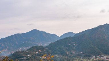 Arka planda geniş tepeler ve gökyüzü görüntüsü, doğal konsept..