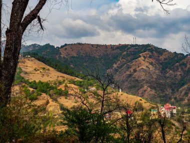 Arka planda geniş tepeler ve bulutlu gökyüzü görüntüsü, doğal konsept.