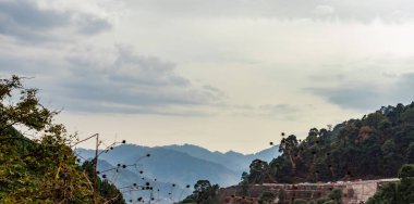 geniş dağ manzarası yol ve arka planda güzel tepeler, seyahat konsepti