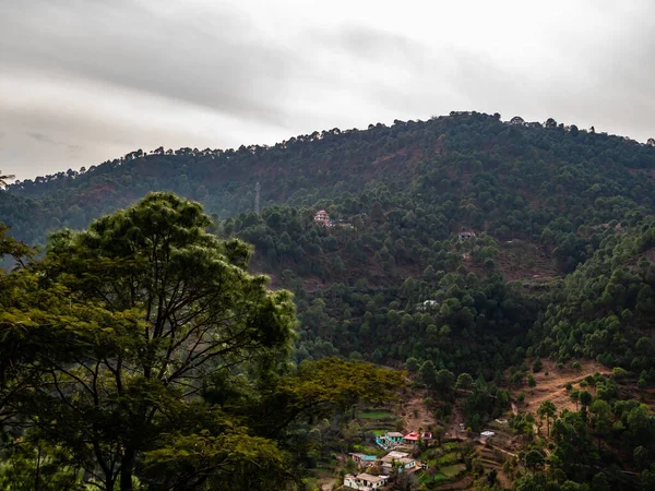 Arka planda gökyüzü olan dağların geniş fotoğrafçılığı, doğa kavramı