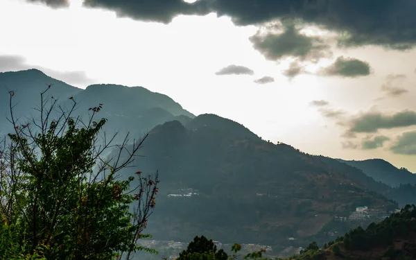 Weitwinkelaufnahme Der Berge Mit Wolkenverhangenem Himmel Und Baum Vordergrund Naturkonzept — Stockfoto