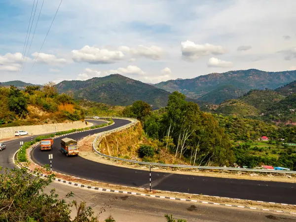 Plan Large Route Avec Des Camions Agaisnt Collines Ciel Nuageux — Photo