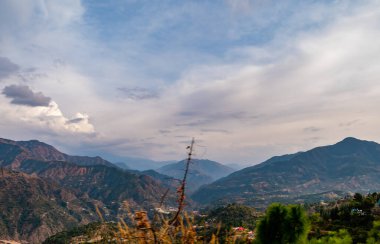 Çok güzel dağların geniş bir görüntüsü ve arka planda bulutlu gökyüzü, doğa ve güzellik konsepti.