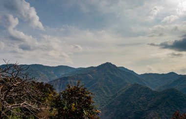 Dağların geniş açılı fotoğrafları arka planda bulutlu gökyüzüne karşı, doğa ve sabah konsepti