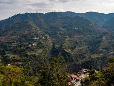 Geniş manzaralı güzel tepeler ve bulutlu gökyüzünün altında küçük bir pazar, doğa konsepti.