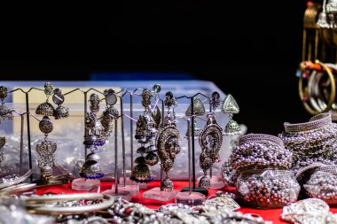 Yol kenarındaki dükkanlarda satılan güzel gümüş mücevherlerin yüksek açılı yakın çekimi.