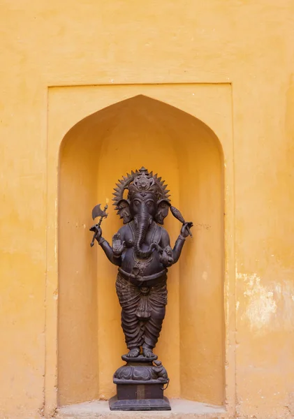 Front Zoom Shot Van Een Ganesha Standbeeld Gemaakt Van Edelmetaal — Stockfoto